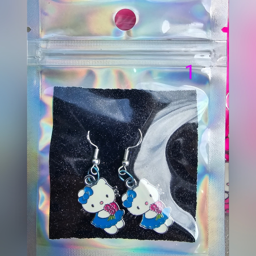 3/$20 🍄 Hello Kitty Earrings